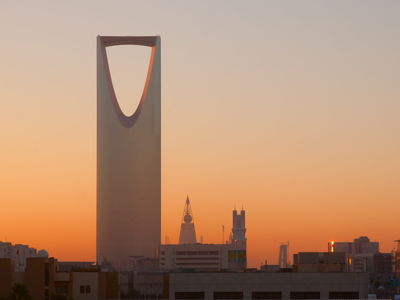 Kingdom Centre in Riyad bij zonsondergang, Route Saoedi-Arabië.