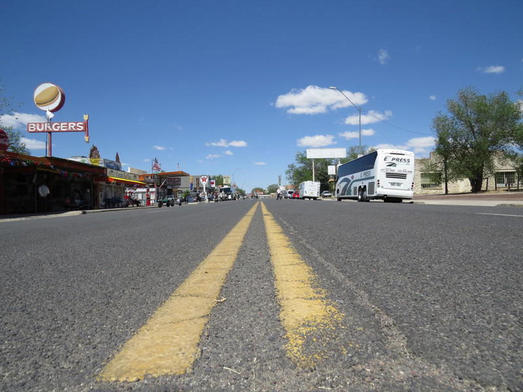 Route 66 in het westen van de Verenigde Staten, met wegmarkering, diners en bussen langs de hoofdstraat.