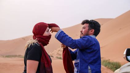 Sawadee Kroegpraatreis naar Albanië: twee reizigers proosten met een drankje.