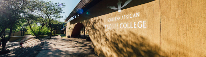 Gebouw van Southern African Wildlife College, waar rangers worden opgeleid om neushoorns te beschermen tegen stropers.