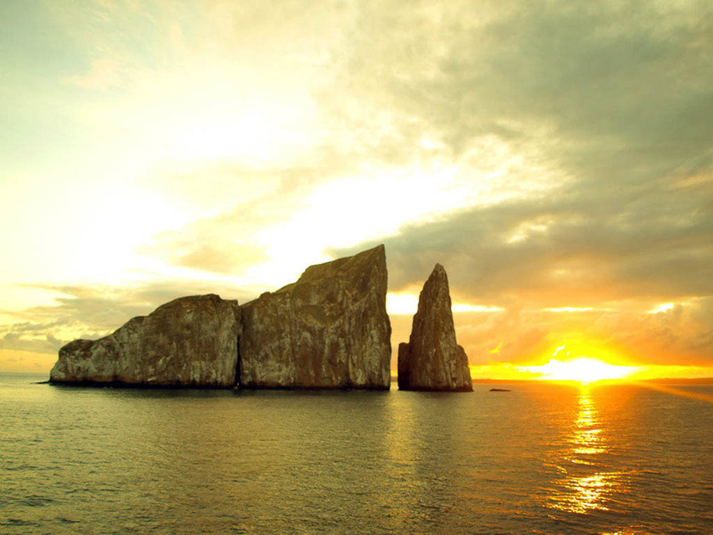 Zonsondergang bij de rotsformatie León Dormido op de Galapagoseilanden.