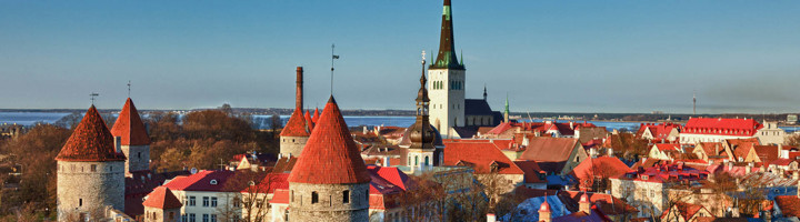 Panorama van de oude binnenstad van Tallinn met middeleeuwse torens en rode daken, Baltische Staten.