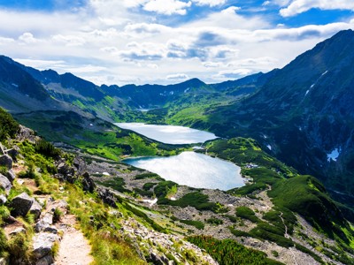 Berglandschap met meren en wandelpad in de Hoge Tatra, route Centraal Europa.