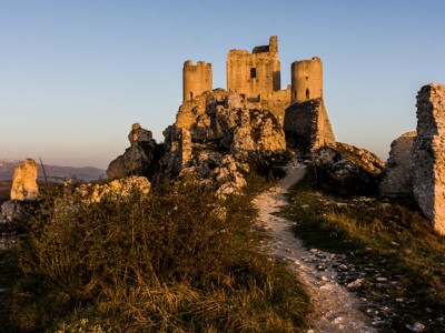 Kasteelruïne op rotsheuvel langs wandelpad in de Centrale Apennijnen, Italië.