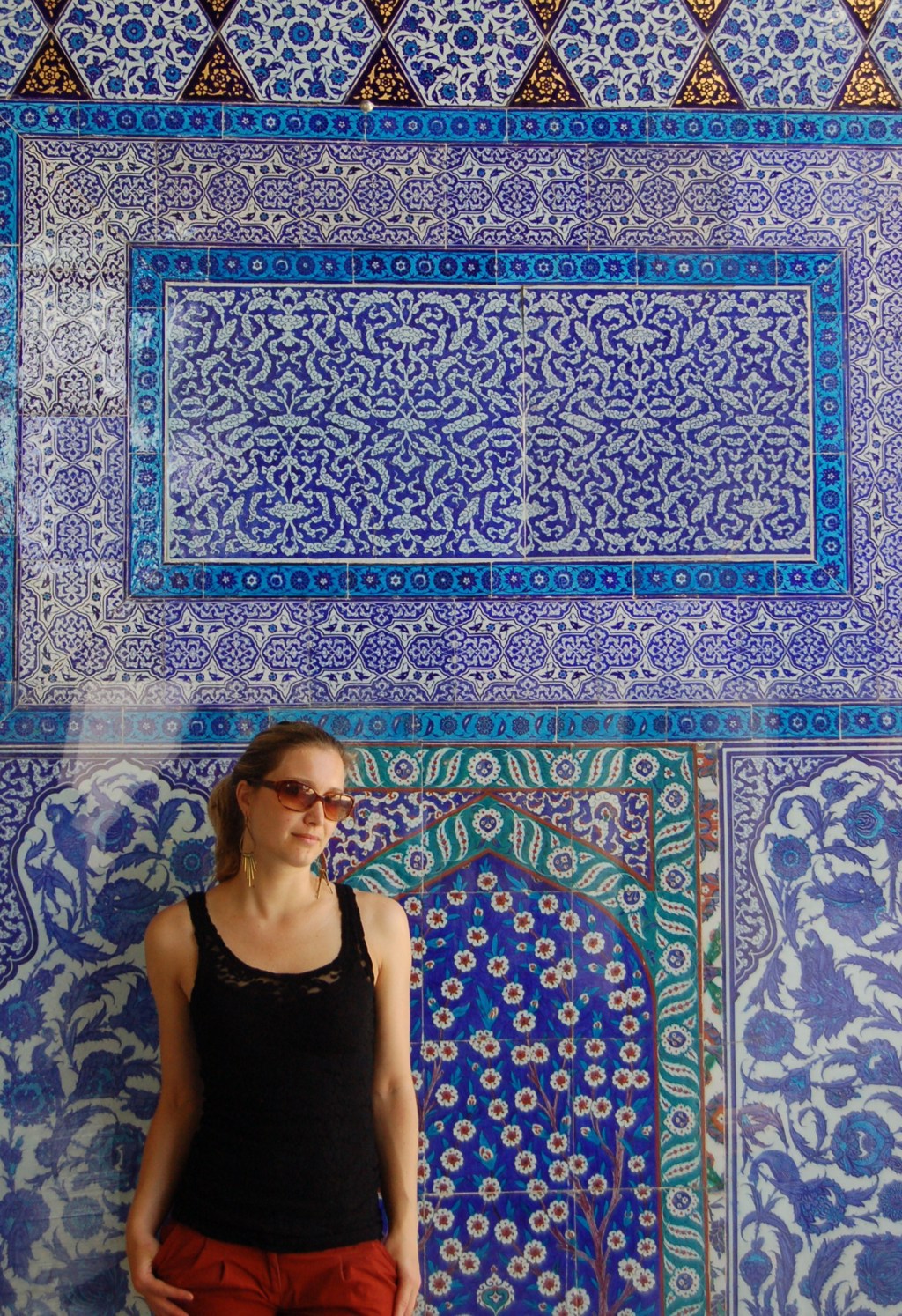 Reiziger bij blauw-witte Iznik-tegels in Istanbul, Turkije.