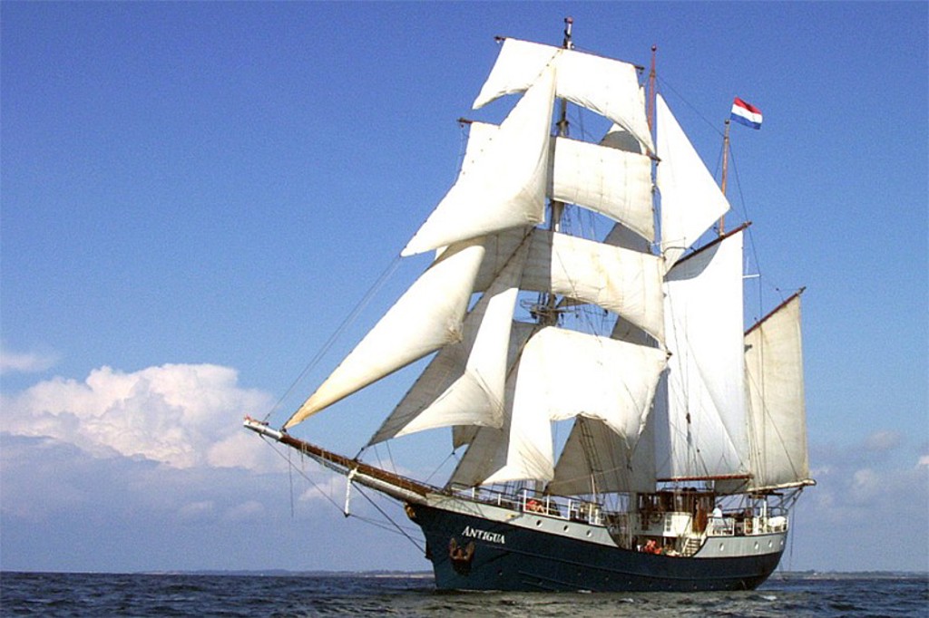 Zeilschip Antigua met volle zeilen tijdens een avontuurlijke cruise rond Spitsbergen.