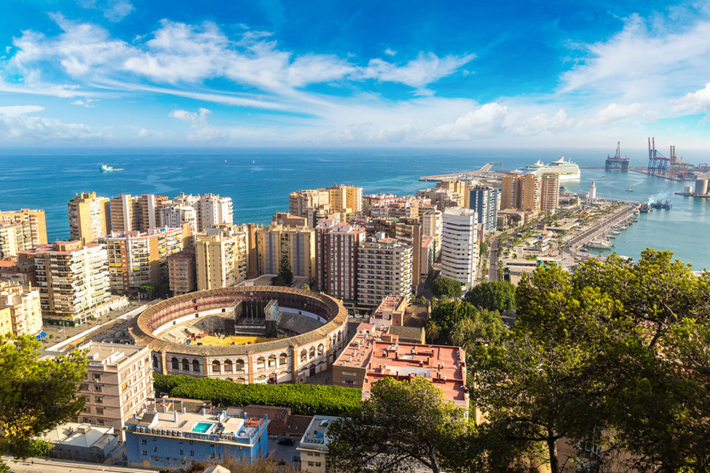 Uitzicht over Málaga met de arena La Malagueta en de haven aan de Costa del Sol.