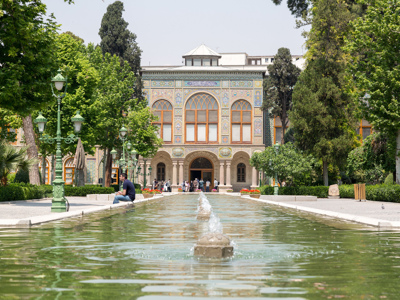 Golestanpaleis in Teheran met mozaïekgevel en vijver in de tuin.