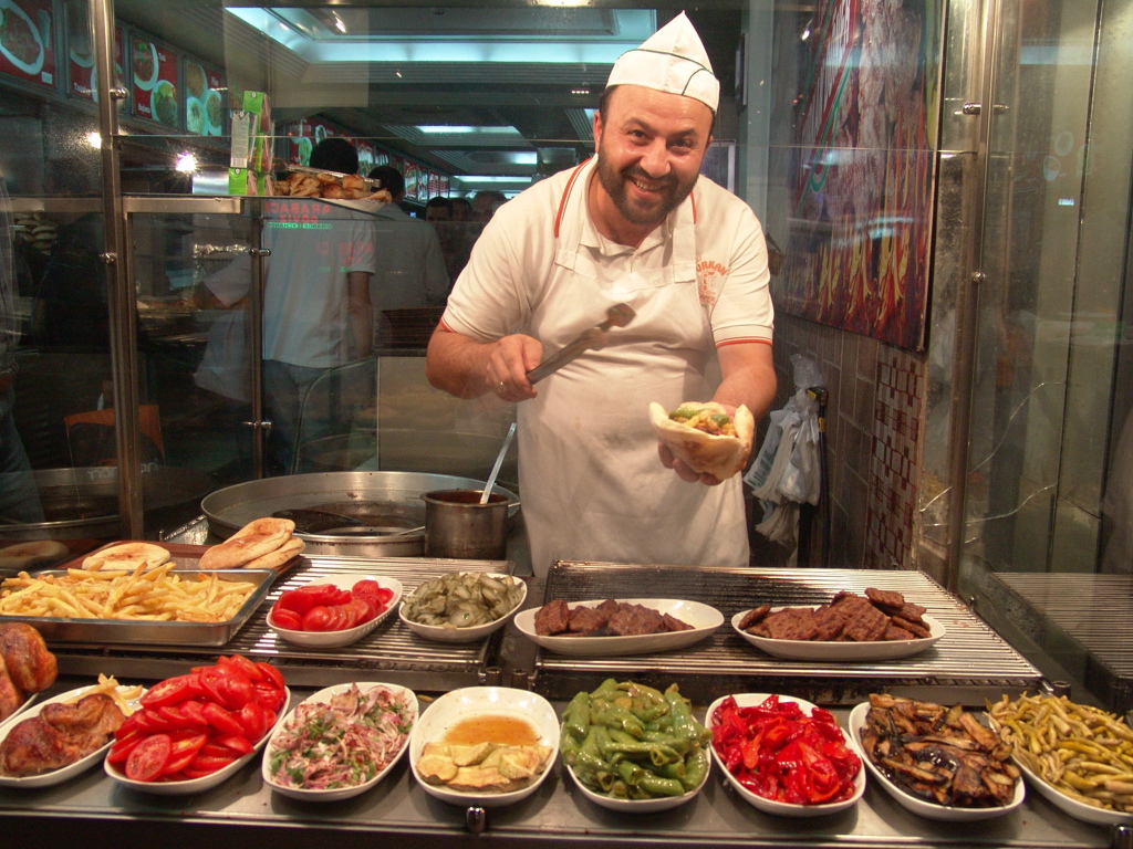 Turkse kok bereidt een verse kebab in een restaurant aan de Turquoise Kust in Turkije.