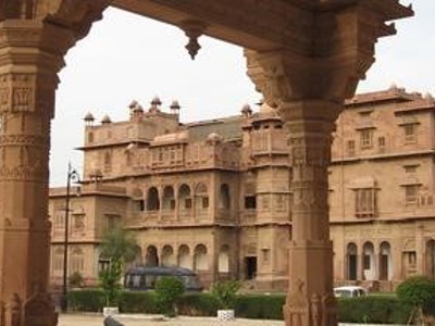 Zandstenen paleis in Rajasthan, gezien door een boog met rijk bewerkte zuilen.