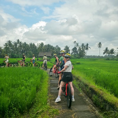 Fietstocht met 22-35ers door de rijstvelden van Bali, Indonesië.