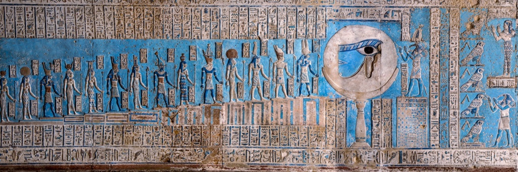 Egyptische hiërogliefen en reliëf met het Oog van Horus, passend bij een groepsrondreis Egypte.