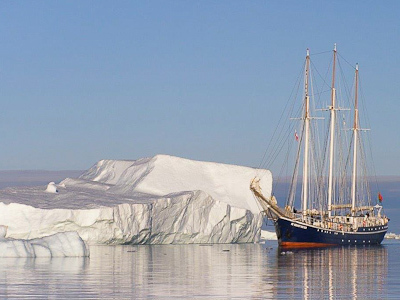 Zeilschip vaart langs grote ijsbergen in Groenland tijdens de Route Groenland - 13 dagen.