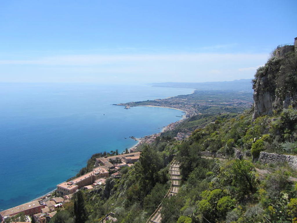 Uitzicht over de kustlijn en zee van West-Sicilië vanaf een bergpad tijdens een wandelvakantie in Italië.