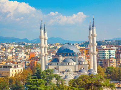 Panorama van Tirana met de Namazgâh-moskee en minaretten, Albanië.