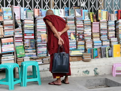 Boeddhistische monnik bij een boekenmarkt in Myanmar tijdens de 25-daagse Route Birma/Myanmar reis.