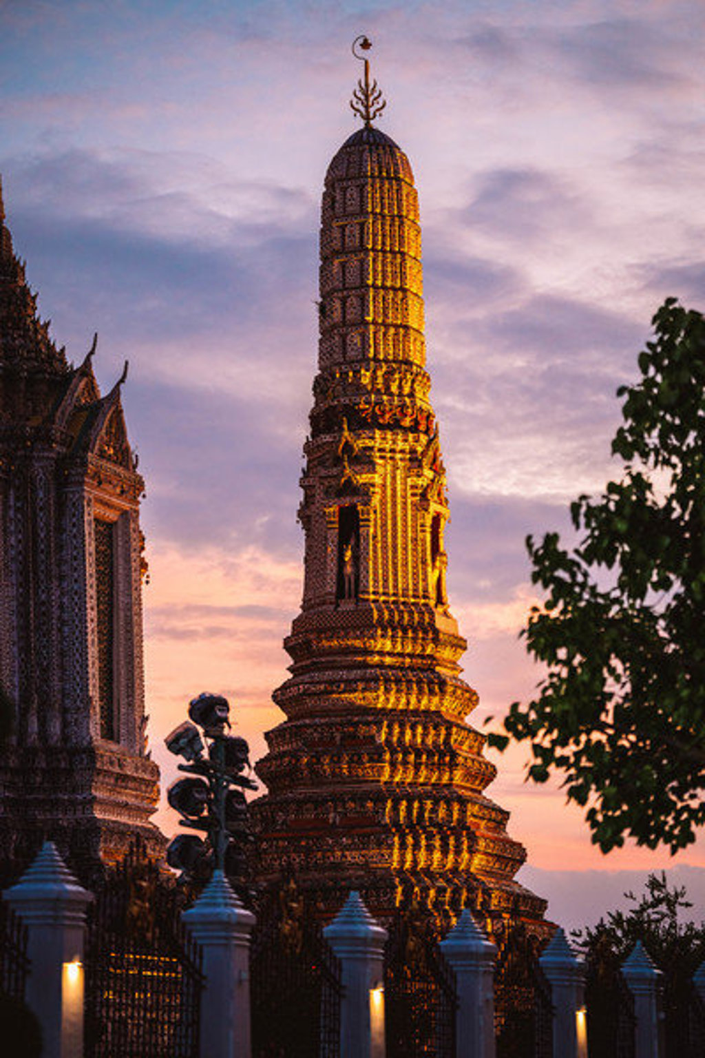 Verlichte tempeltoren in Thailand bij zonsondergang tijdens de groepsrondreis Thailand Hoogtepunten.