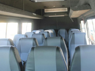 Interieur van een minibus met zitplaatsen voor vervoer tijdens een rondreis door Zuid-Afrika.