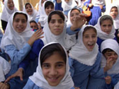 Vrolijke schoolmeisjes in Iran zwaaien naar de camera tijdens de Route Iran, 14 dagen.
