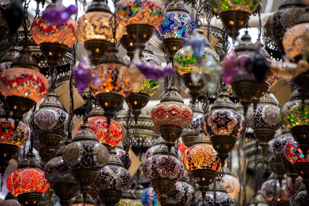 Kleurrijke mozaïeklampen in een traditionele souk, tijdens de groepsrondreis Oman en Dubai.