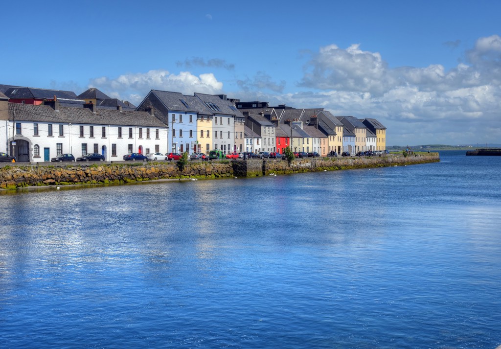 Gekleurde huizen aan de kade van Galway aan de Atlantische kust van Ierland.