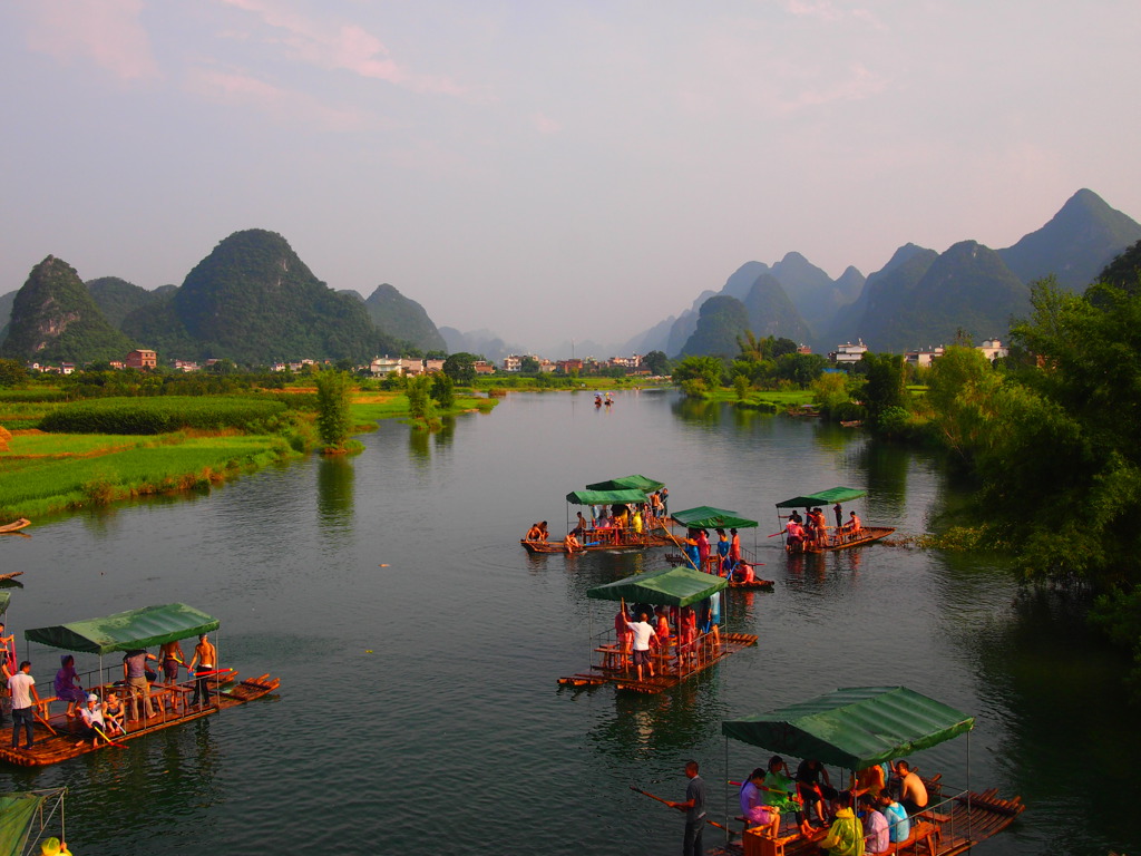 Bamboevlotten op de Li-rivier bij Guilin, met karstbergen op de achtergrond tijdens een familiereis China.