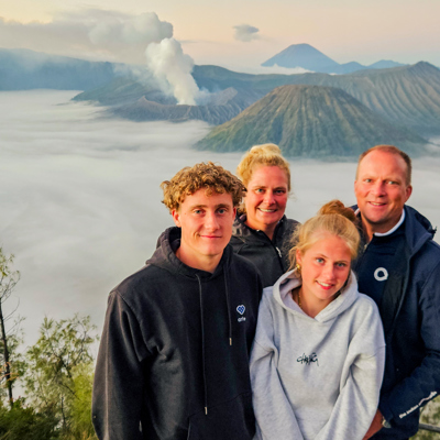 Gezin bij uitzichtpunt met vulkaanlandschap en wolkenzee op Java, tijdens familiereis Sumatra, Java en Bali.