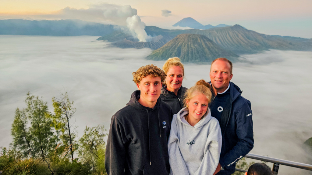 Gezin bij uitzichtpunt met vulkaanlandschap en wolkenzee op Java, tijdens familiereis Sumatra, Java en Bali.