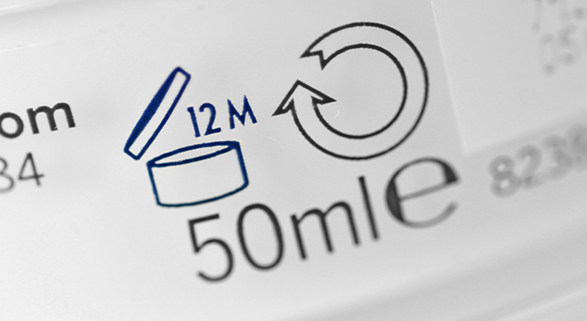 Houdbaarheid zonnebrand PAO-symbool op cosmetica-verpakking met houdbaarheid 12 maanden na openen en inhoud 50 ml.