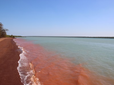 Rood zandstrand langs een rustige baai in West-Australië tijdens de Route West Australië, 25 dagen.