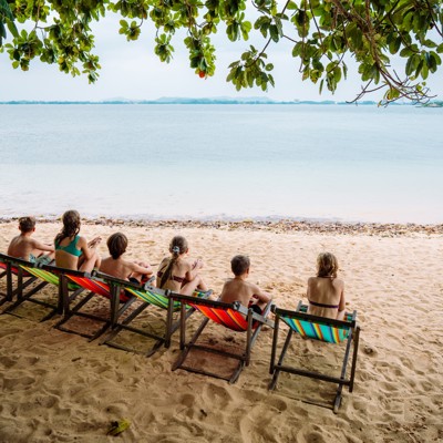 Kinderen ontspannen op strandstoelen aan zee tijdens Familiereis Thailand Chill & Adventure.