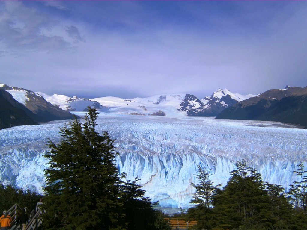 Uitzicht op de Perito Moreno-gletsjer in Patagonië, Argentinië tijdens een groepsrondreis.