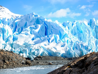 Blauwe gletsjer met besneeuwde bergtoppen in Patagonië, langs de Route Patagonië rondreis.