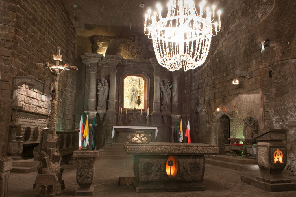 Ondergrondse kapel in de Wieliczka-zoutmijn met altaar en kroonluchter tijdens groepsrondreis Centraal Europa.