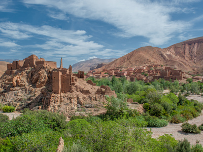 Kasbah-ruïnes en lemen dorp in de Dadesvallei, Marokko, met groene oase en bergen op de Route Marokko.