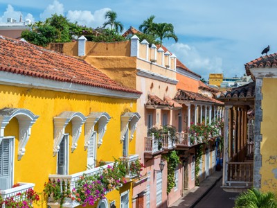 Kleurrijke koloniale huizen met bloemrijke balkons in Cartagena, Colombia.