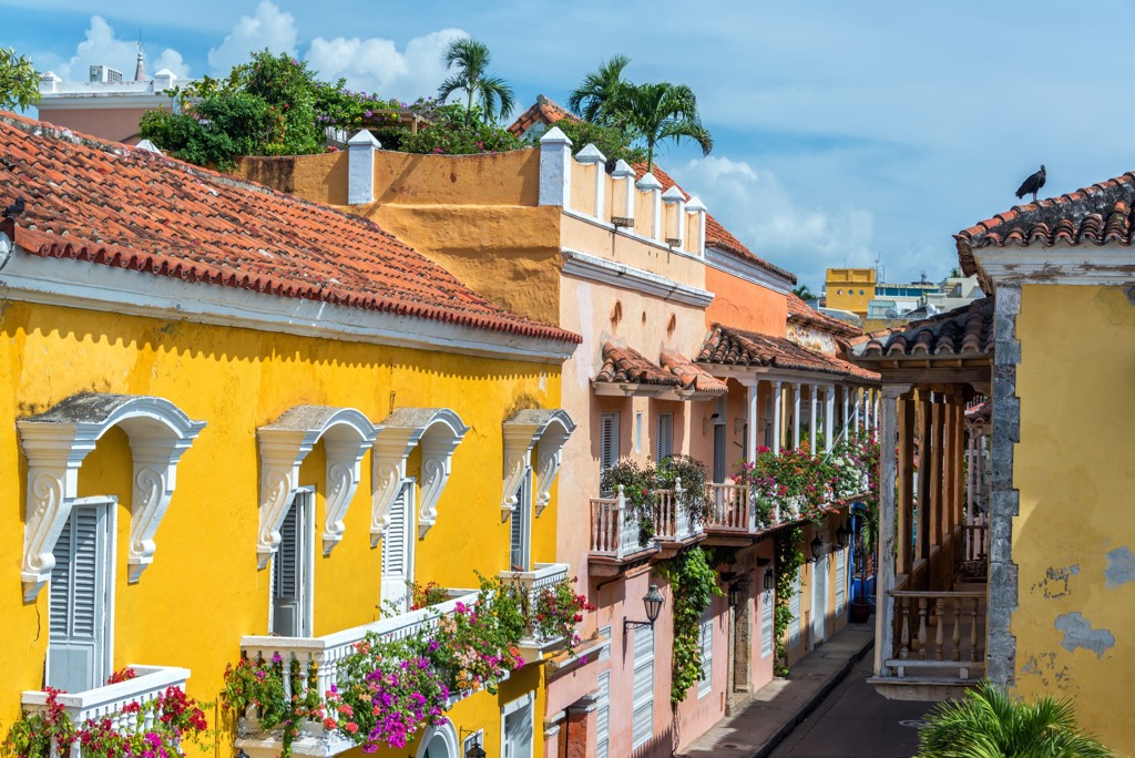 Kleurrijke koloniale huizen met bloemrijke balkons in Cartagena, Colombia.