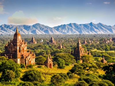 Tempels en pagodes in Bagan met bergen op de achtergrond, Myanmar.