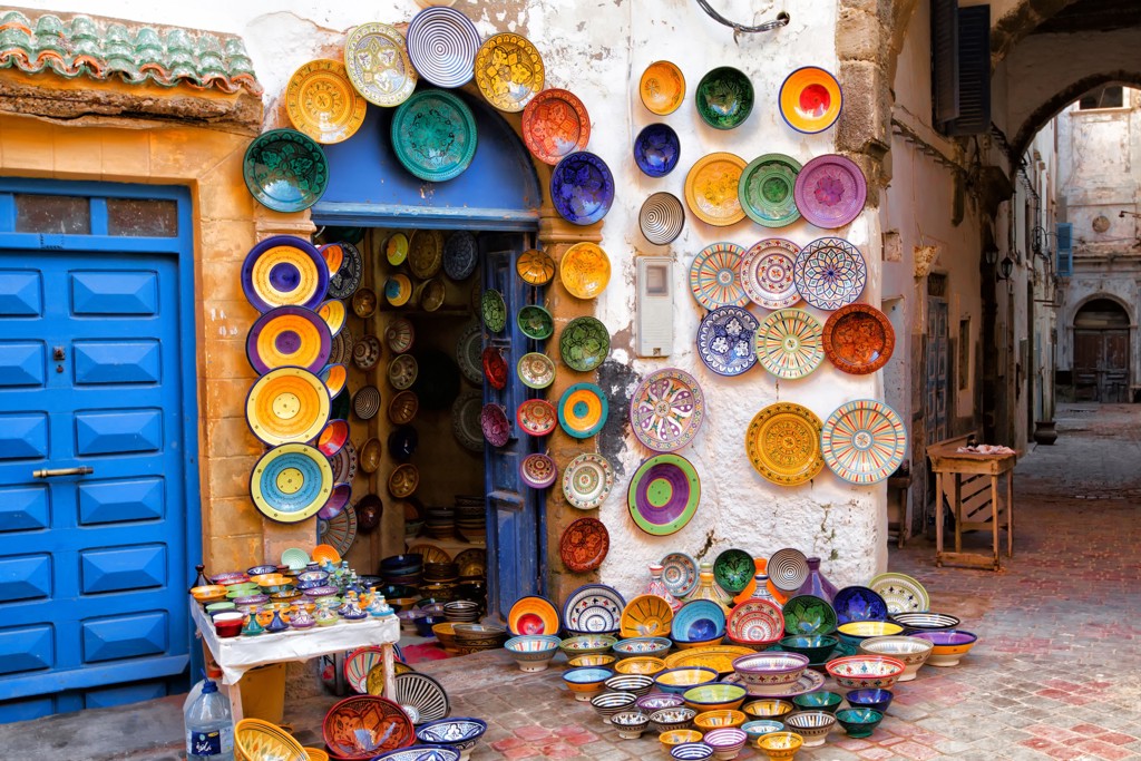 Kleurrijke Marokkaanse keramiek bij een winkeltje in de medina van Essaouira, tijdens de groepsrondreis Marokko Chill & Adventure.
