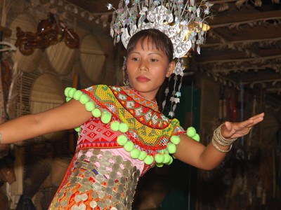 Traditionele dans in kleurrijk kostuum tijdens de route Maleisisch Borneo Hoogtepunten.