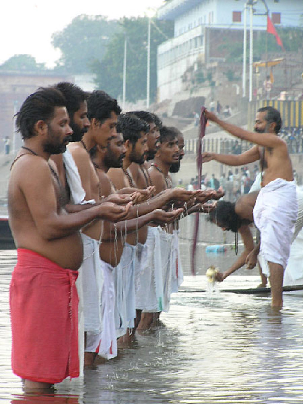 Ritueel baden aan de Ganges in Varanasi tijdens groepsrondreis Noord-India en Nepal.