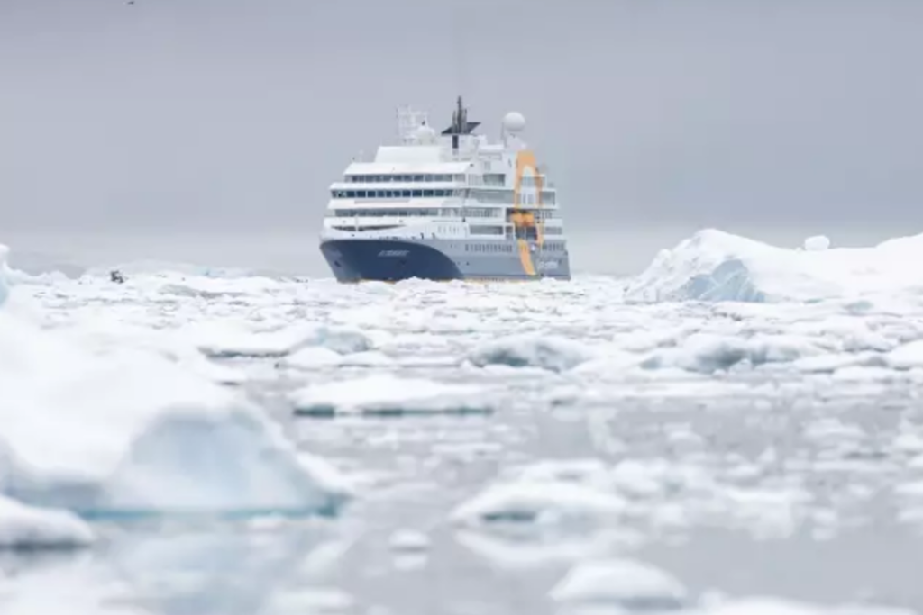 Expeditiecruiseschip vaart door pakijs bij Snow Hill eiland, Antarctica.