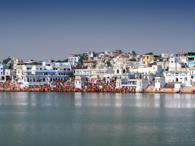 Uitzicht op de heilige stad Pushkar met ghats en tempels aan het Pushkarmeer, Route Noord-India.