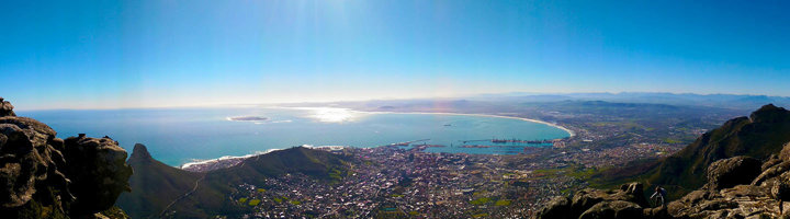 Panoramisch uitzicht vanaf de Tafelberg over Kaapstad, de kustlijn en de oceaan.