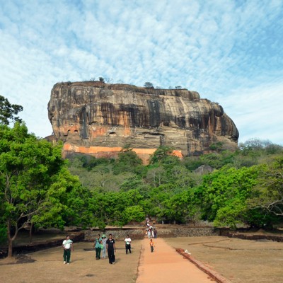 Sigiriya-rots met de Leeuwenrots-fresco’s tijdens familiereis Sri Lanka hoogtepunten.
