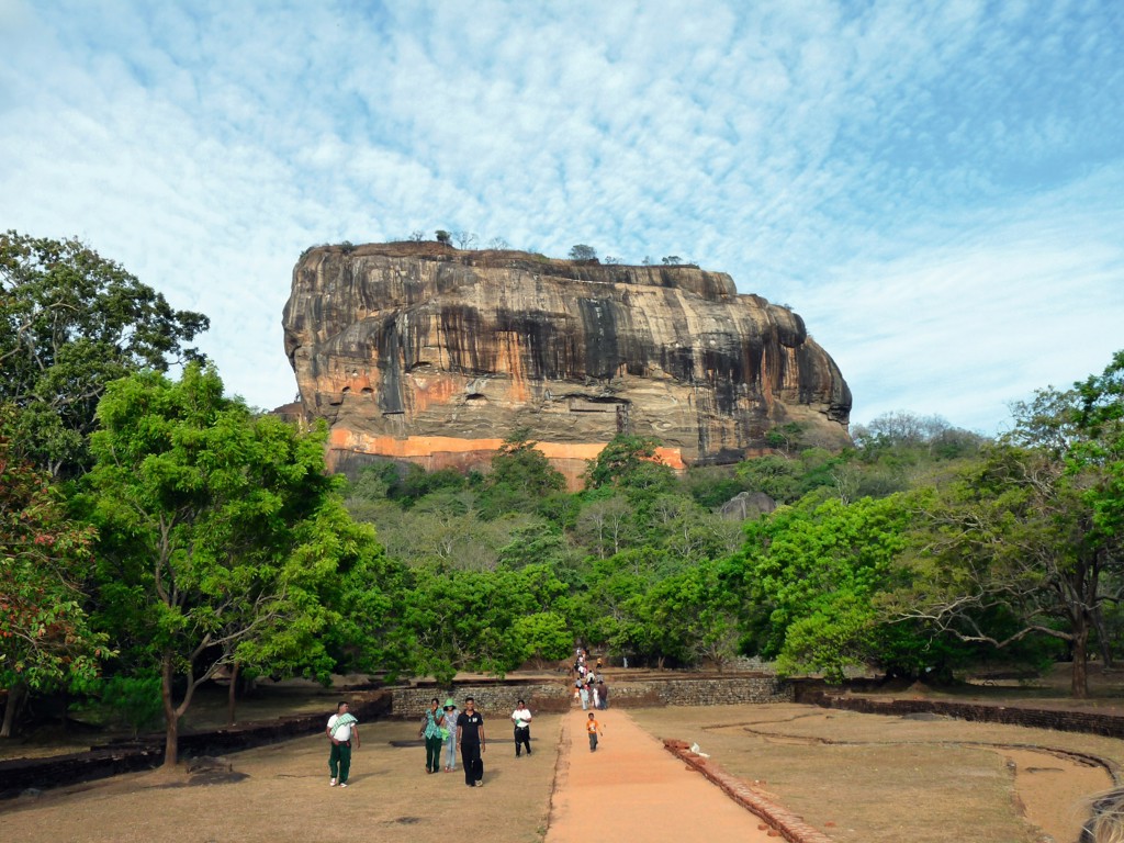 Sigiriya-rots met de Leeuwenrots-fresco’s tijdens familiereis Sri Lanka hoogtepunten.