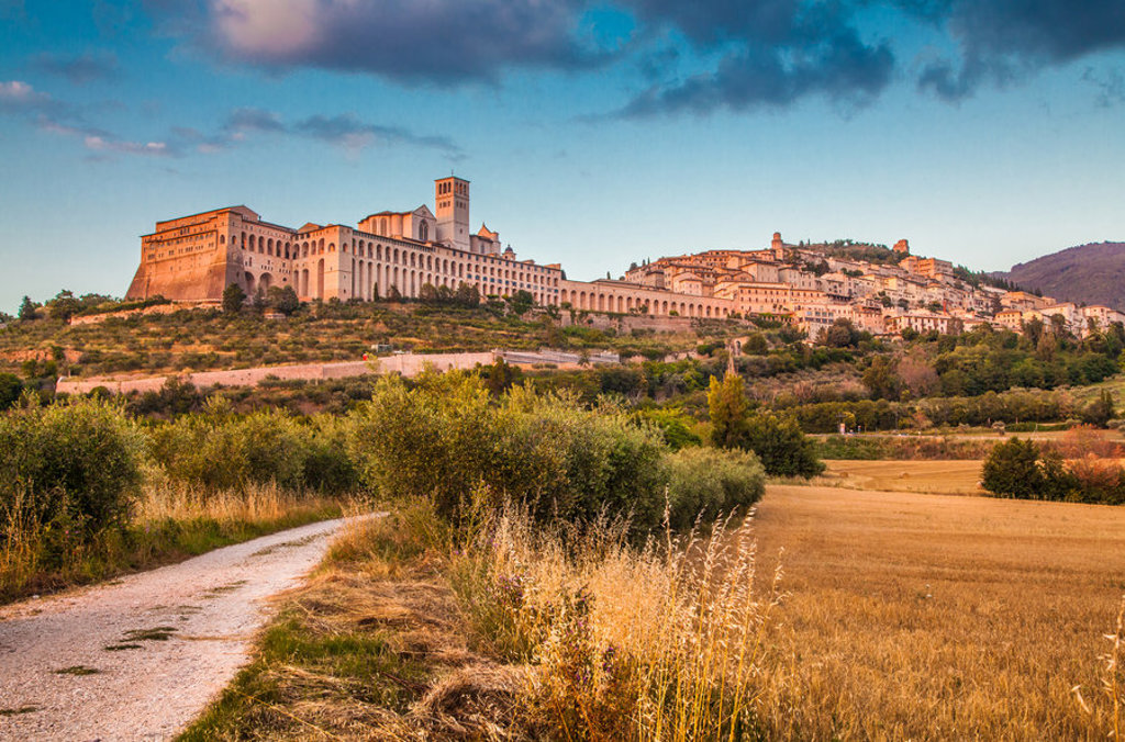 Uitzicht op Assisi met het klooster van Sint-Franciscus, langs een wandelpad door het Umbrische heuvelland.