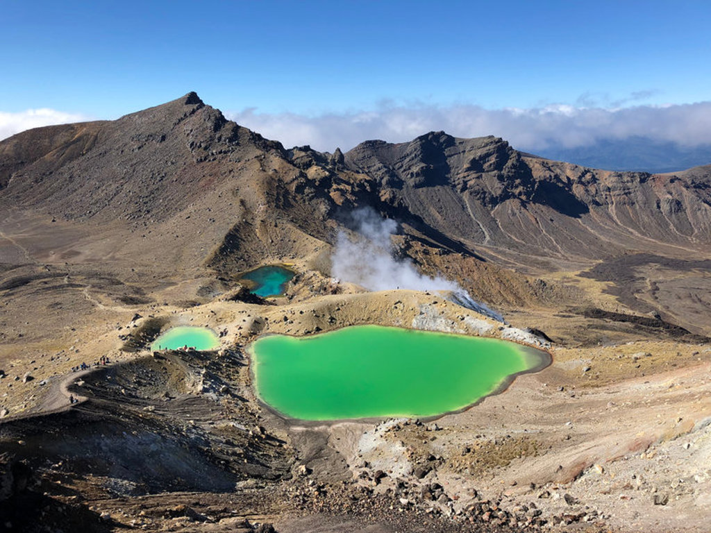 Groene kratermeren en dampende vulkaanlandschap in Tongariro National Park, Nieuw-Zeeland.