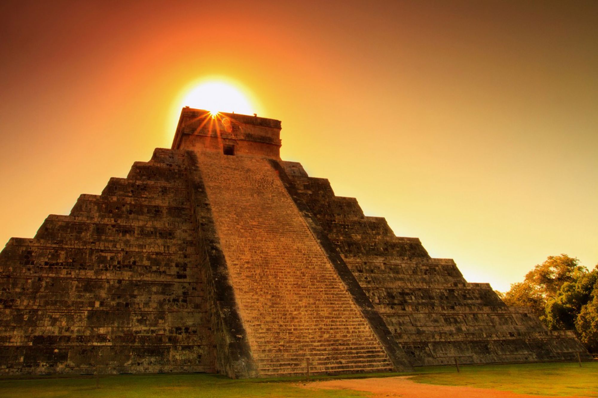 Piramide van Kukulcán in Chichén Itzá bij zonsondergang, Mexico.