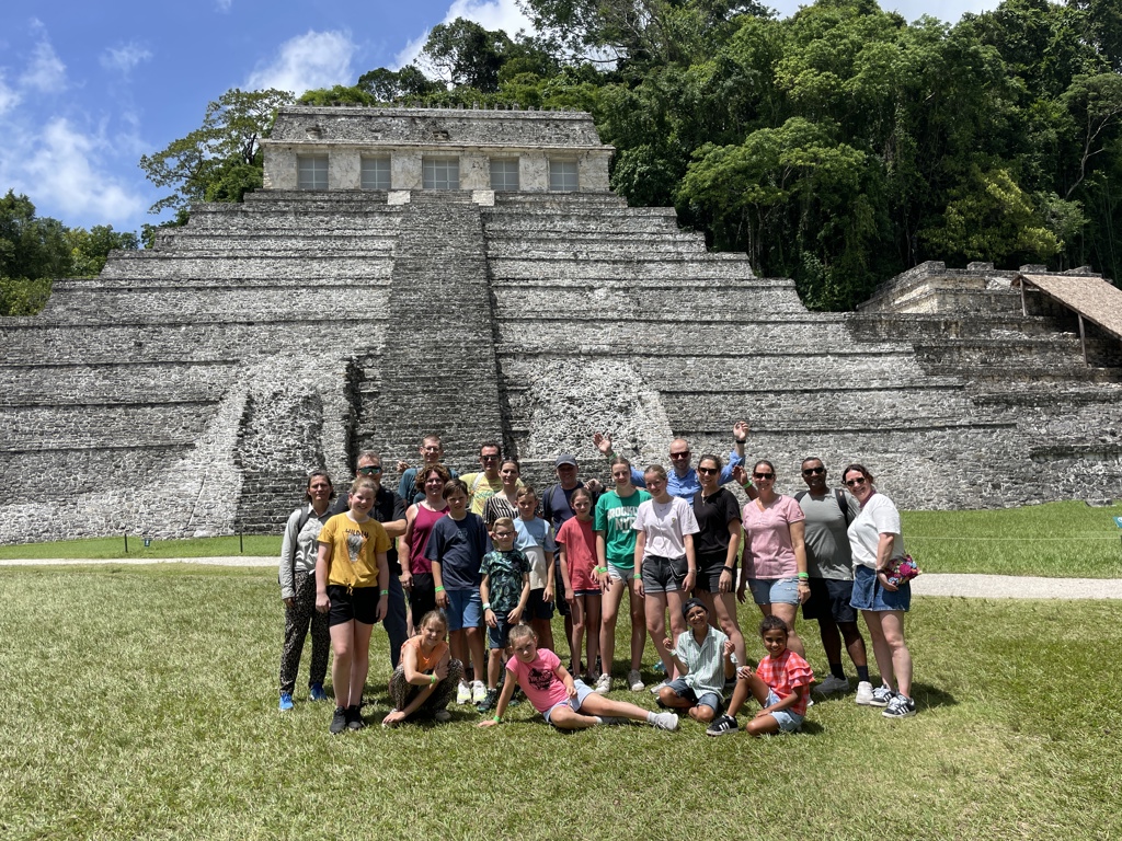 Groep reizigers bij een piramide in de jungle tijdens een familiereis Mexico.